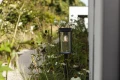 Lampa stojąca ogrodowa zewnętrzna zasilana energią słoneczną z czujnikiem zmierzchu Flair Solar czarny mat wys. 76cm. 2W 2700K E27 IP44 lutec 6988802012 | 6939412070766 noxbox lampynox www.lampynox.pl