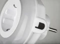 Lampka wtykowa do kontaktu włącznikiem Abel biały czujnik zmierzchu LED 0,5 W 3000K + RGB rabalux 76011 | 5996595760113 noxbox lampynox www.lampynox.pl