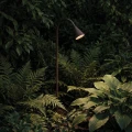 ROSE rdzawy brąz lampa ogrodowa oświetlająca rośliny na rabacie