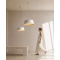 aelia-biala-drewno-lampa-wiszaca-w-jasnym-wnetrzu