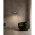amelie-czarna-lampa-wiszaca-nad-zielonym-fotelem