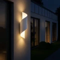 APOLLO biały kinkiet LED 10W 4000K IP54 — aranżacja na nowoczesnej elewacji