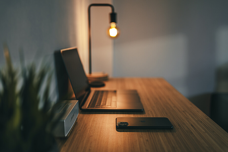 Oświetlenie biurka i stanowiska pracy w domu — ergonomia i komfort oczu